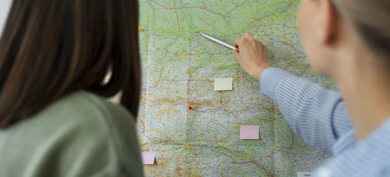 Panie oglądają mapę.