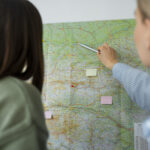 Panie oglądają mapę.