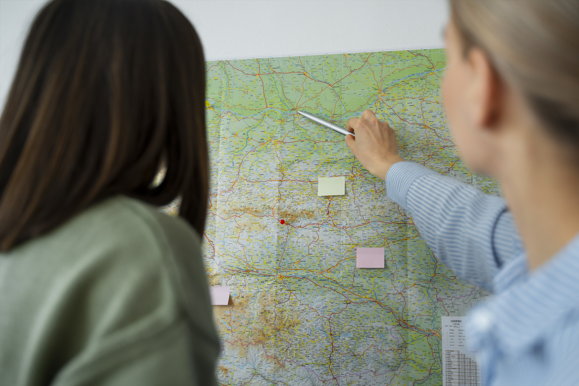 Panie oglądają mapę.